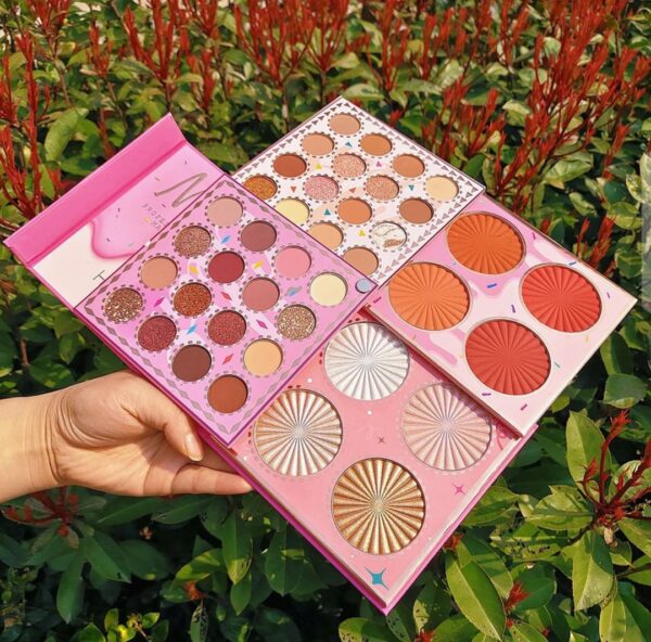 fashion makeup palette eyeshadow blush highlighter makeup palette