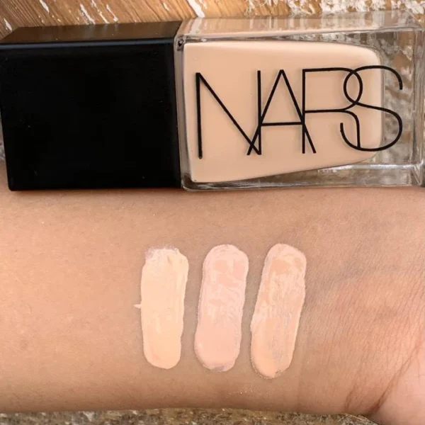 nars all day luminous weightless foundation – light 3 gopi - Image 3