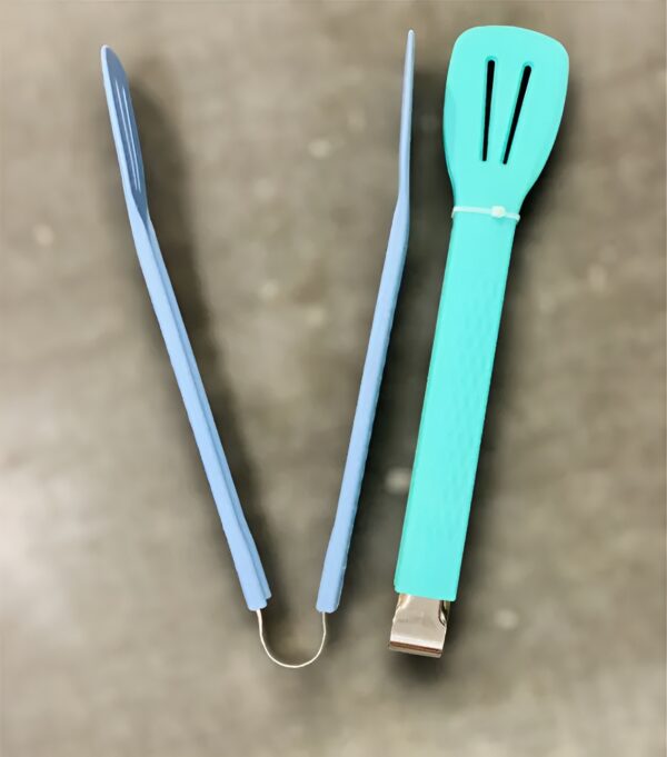 bbq roti flipping chimta multi functional food serving tong (random color) - Image 4