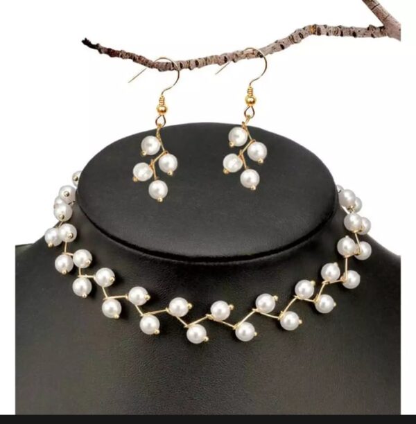 zig zag white choker with earrings