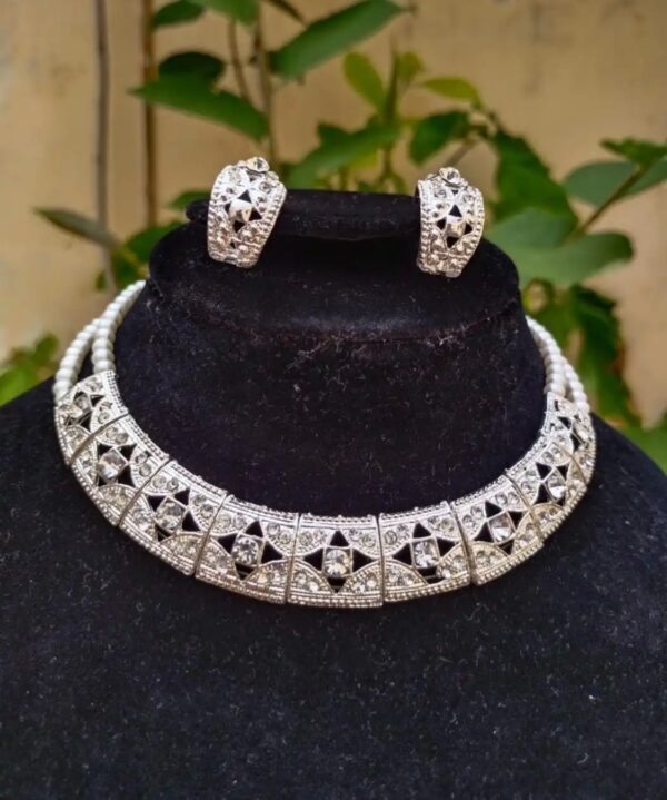 elegant look silver necklace with stylish earrings