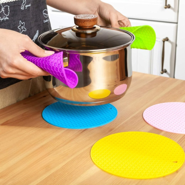 multifunction heat resistant silicone mat  nonslip pads pot holder table place mat (random color)