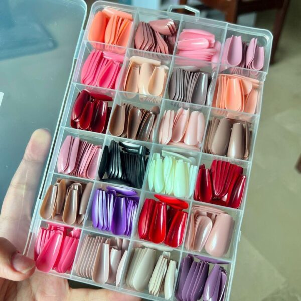 576 pcs nails with box ,reusable artificial nails, 24 different colours, beautiful fake nails with glue  for girls women  (random color)