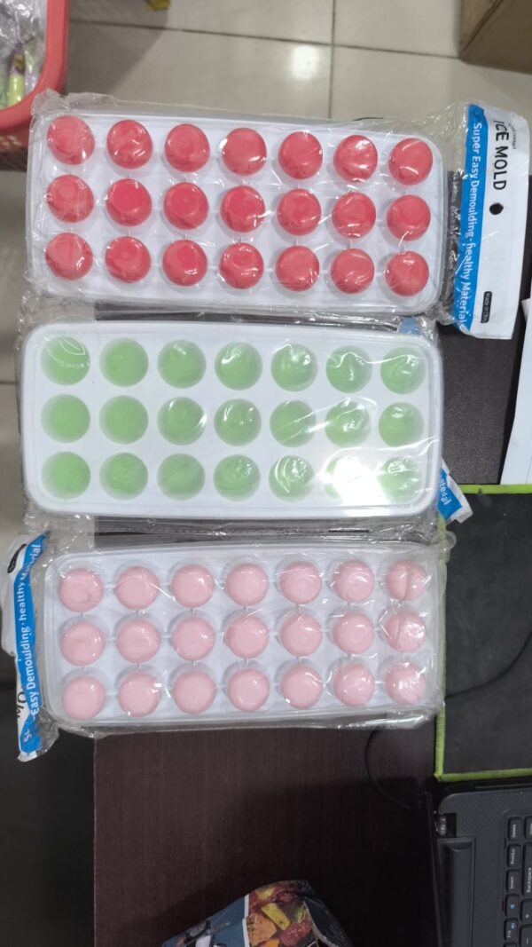 21 grid pop up ice cube tray with lid cover  (random color) - Image 3