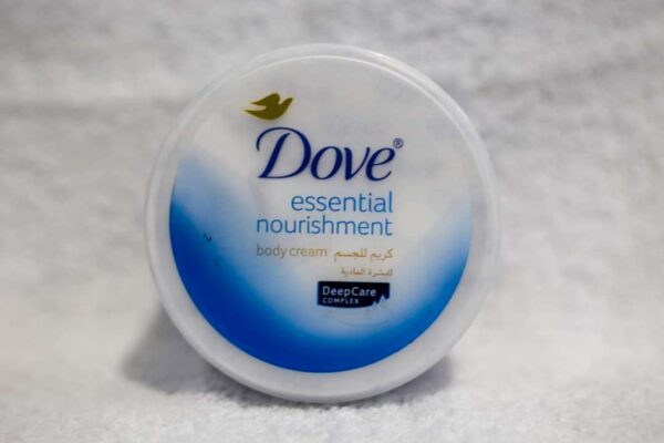 dove essential nourishment body cream for dry skin, 300 ml - Image 2