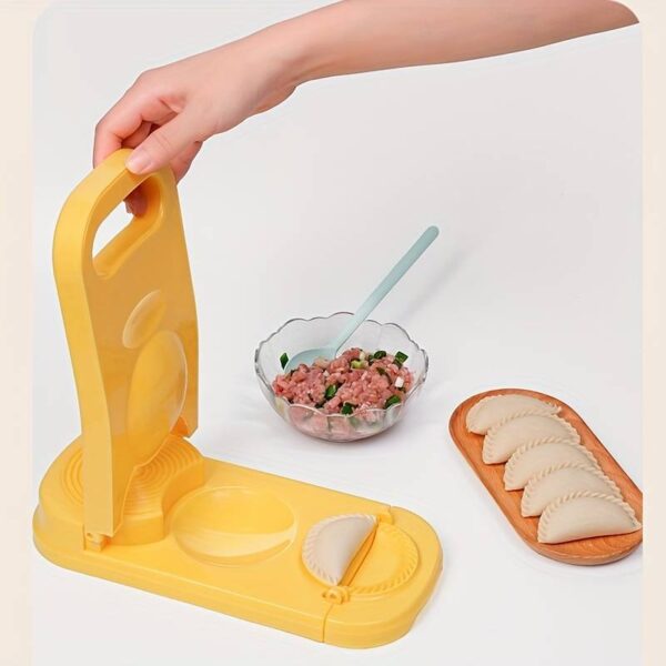 plastic pastry board, easy rolling and sealing, for noodles and dumpling maker (random color)